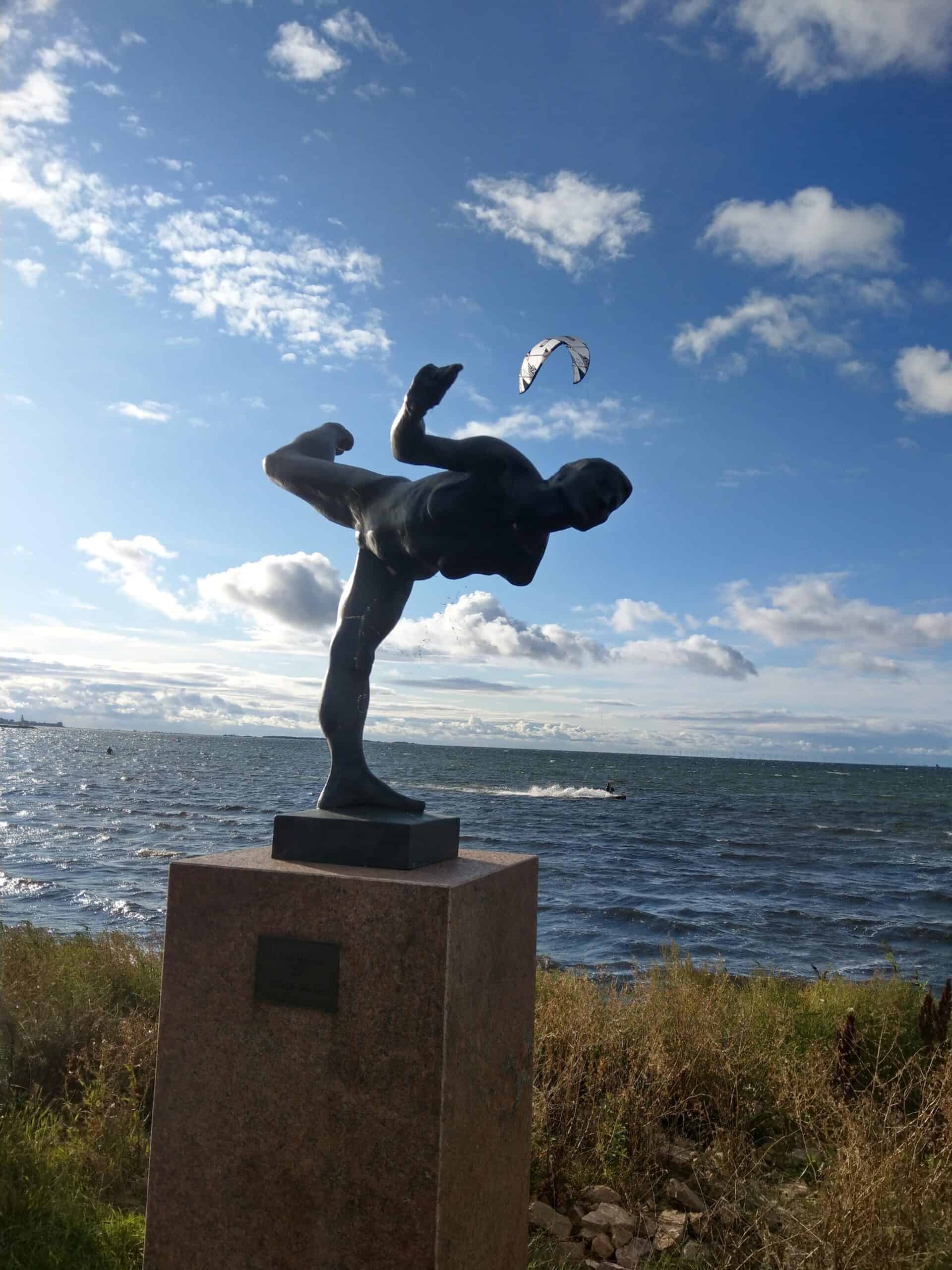 Foto zeigt eine Statue, die im Wind die Balance hält